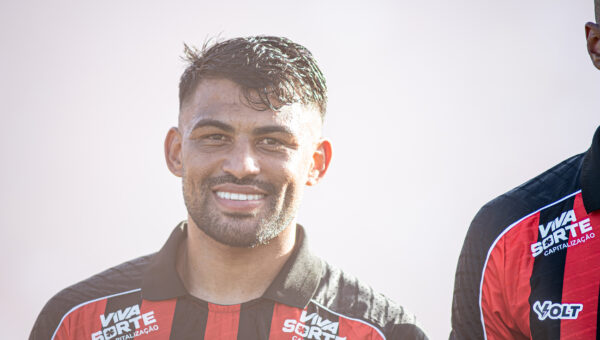 Ronald (Vitória): perfil do volante carioca, camisa 8 e contrato renovado até 2028