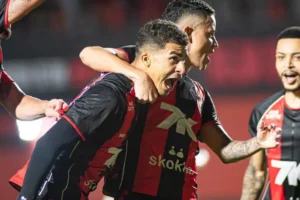 Vitória 2 x 0 Internacional: gols de Renê e Diego Tarzia, expulsão de Bernabei e o Leão sobe na tabela do Brasileirão