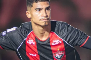 Vitória vai comprar Renê e Zé Vitor em definitivo, diz Fábio Mota