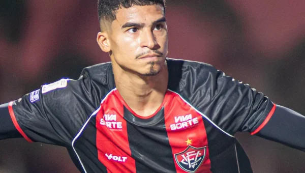 Vitória vai comprar Renê e Zé Vitor em definitivo, diz Fábio Mota