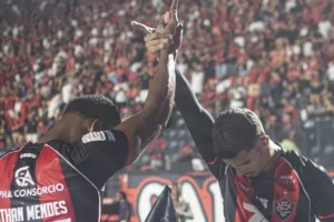 Vitória goleia Coritiba e encosta no G5 do Brasileirão após rodada deste fim de semana
