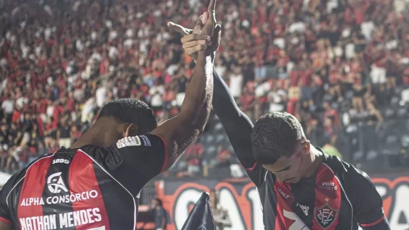 vitoria-goleia-coritiba-aproxima-g5-brasileirao