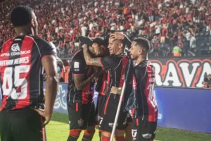 Vitória 4 a 1 Coritiba: Goleada com olé — Vitória dominou e provocou nos passes finais