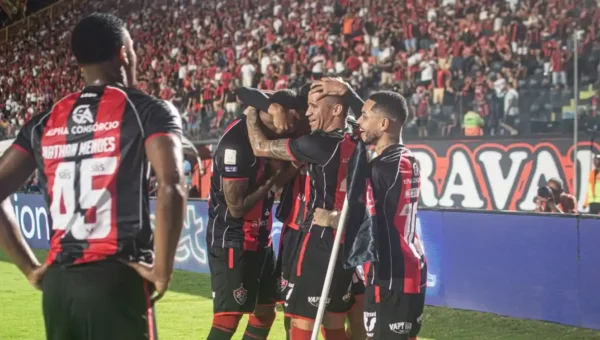 Vitória 4 a 1 Coritiba: Goleada com olé — Vitória dominou e provocou nos passes finais