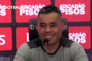 Jair Ventura sorrindo na beira do campo do Barradão após classificação do Vitória para a semifinal da Copa do Nordeste 2026