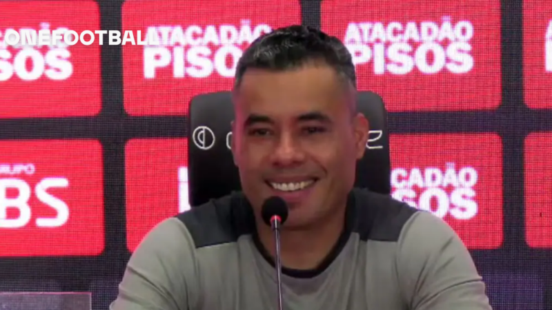 Jair Ventura sorrindo na beira do campo do Barradão após classificação do Vitória para a semifinal da Copa do Nordeste 2026