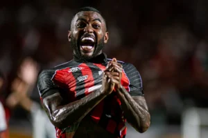 Ramon contra o dono: Vitória deve pagar multa de R$ 1 milhão para escalar lateral do Inter no Barradão