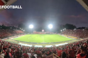 Torcida rubro-negra no Barradão com arquibancadas parcialmente vazias durante jogo da Copa do Nordeste 2026