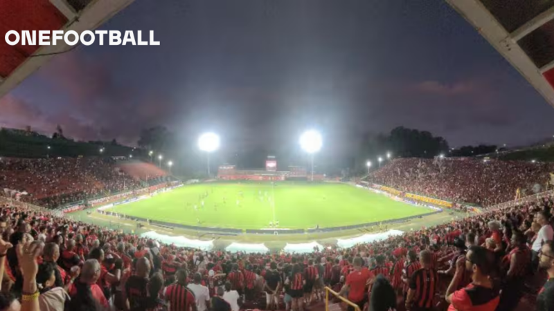 Torcida rubro-negra no Barradão com arquibancadas parcialmente vazias durante jogo da Copa do Nordeste 2026