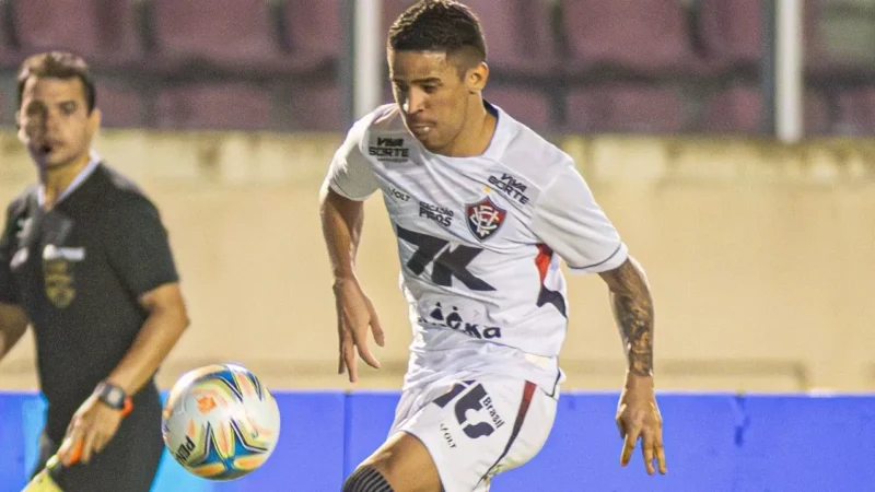 Torcida do Vitória no Barradão aguardando decisão do STJD sobre Erick