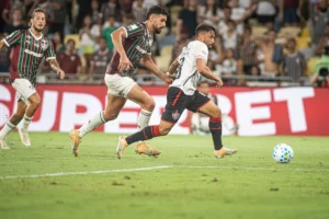 Volante do Vitória viraliza com chance inacreditável perdida; assista