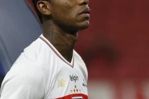 Vitória tenta Arboleda; São Paulo reintegra o zagueiro: o que muda