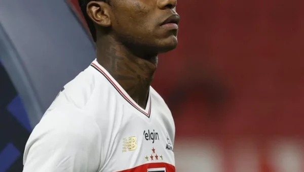 Vitória tenta Arboleda; São Paulo reintegra o zagueiro: o que muda