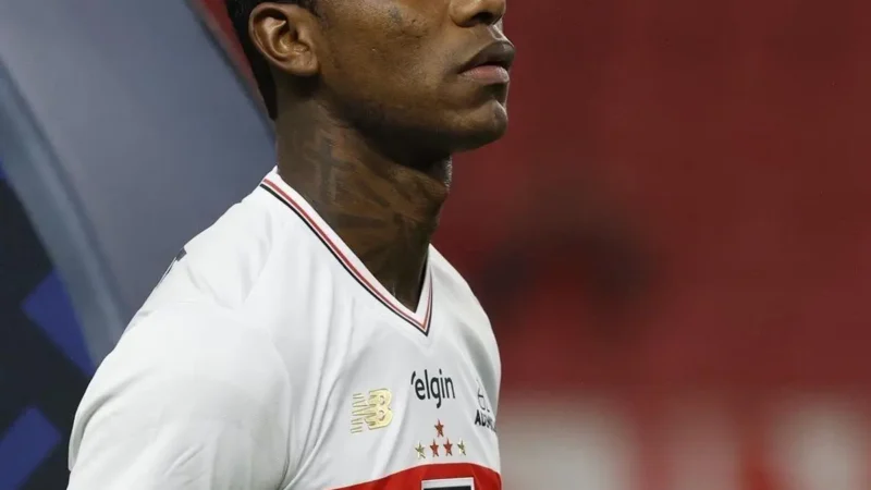 Vitória tenta Arboleda; São Paulo reintegra o zagueiro: o que muda