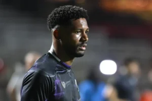 Vitória abre negociação com Moreirense por lateral; veja quem é o alvo