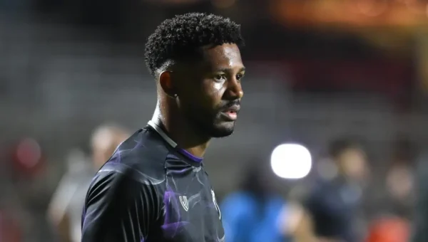 Vitória abre negociação com Moreirense por lateral; veja quem é o alvo