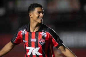 Vitória contrata Renê em definitivo: 10 gols e vínculo de 3 anos