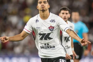 Vitória contrata Renê: atacante de 10 gols assina em definitivo
