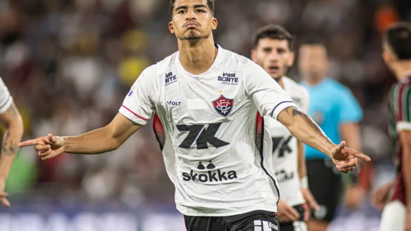 Vitória contrata Renê: atacante de 10 gols assina em definitivo