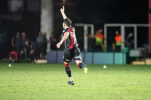 Vitória encaminha camisa 9 por empréstimo: Mota revela negociação