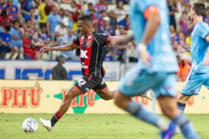 Vitória x Fortaleza amanhã: Baralhas fora e Ronald suspenso na final
