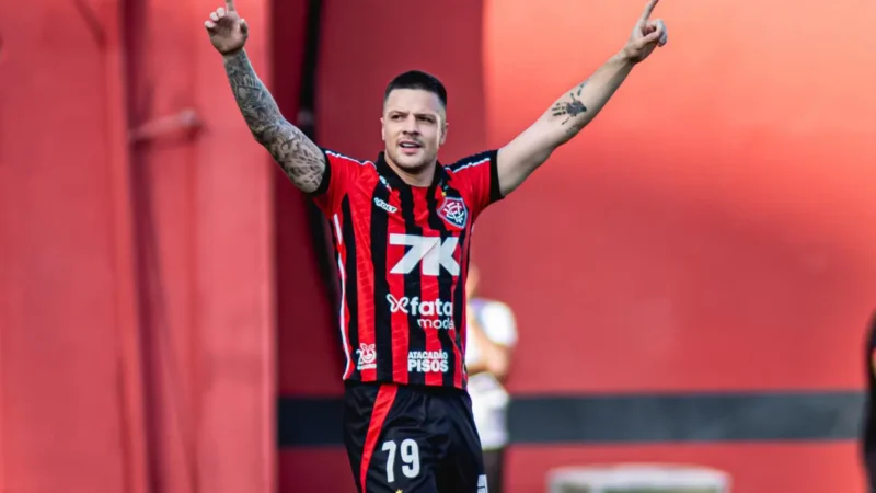 Renato Kayzer, do Vitória, comemora um gol