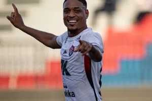 Vitória faz 6 saídas em junho; veja o que ainda precisa contratar