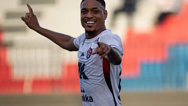 Vitória faz 6 saídas em junho; veja o que ainda precisa contratar