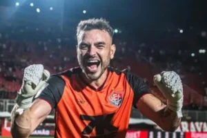 Vitória recebe proposta do Ceará por goleiro reserva; veja o perfil