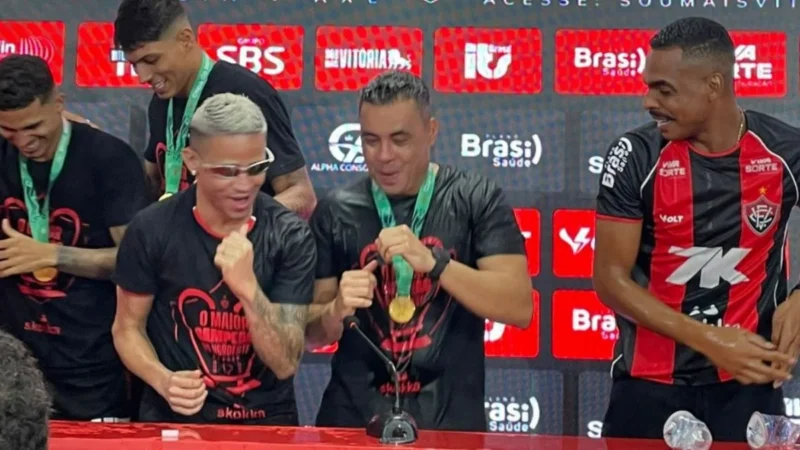 Técnico Jair Ventura em coletiva de imprensa pelo Esporte Clube Vitória