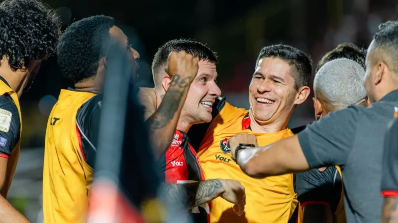 Renato Kayzer comemora gol pelo Esporte Clube Vitória