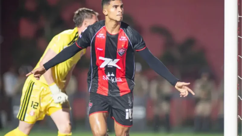 Renê, atacante do Esporte Clube Vitória