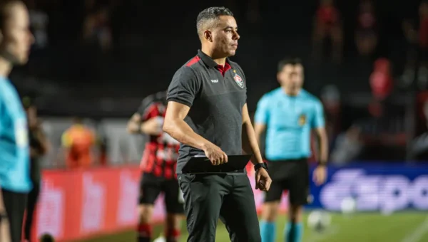 Vitória tem técnico sondado pelo Vasco; veja o que Jair Ventura disse