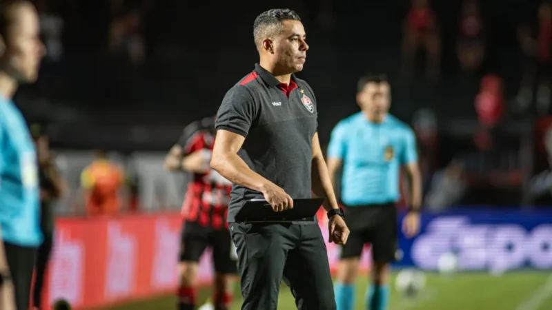 Vitória tem técnico sondado pelo Vasco; veja o que Jair Ventura disse