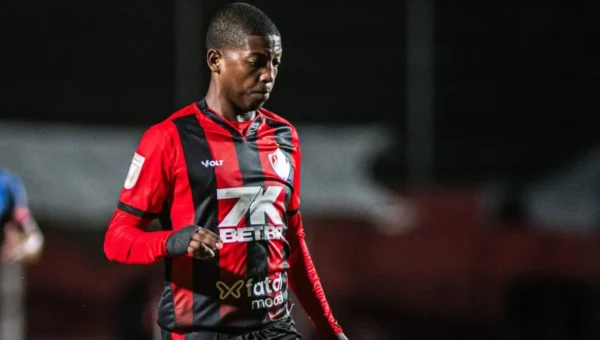Vitória confirma 3º empréstimo a Portugal: conheça Emerson Buiu