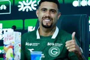 Wellington Rato em coletiva de apresentacao pelo Goias, clube ao qual esta emprestado pelo Vitoria