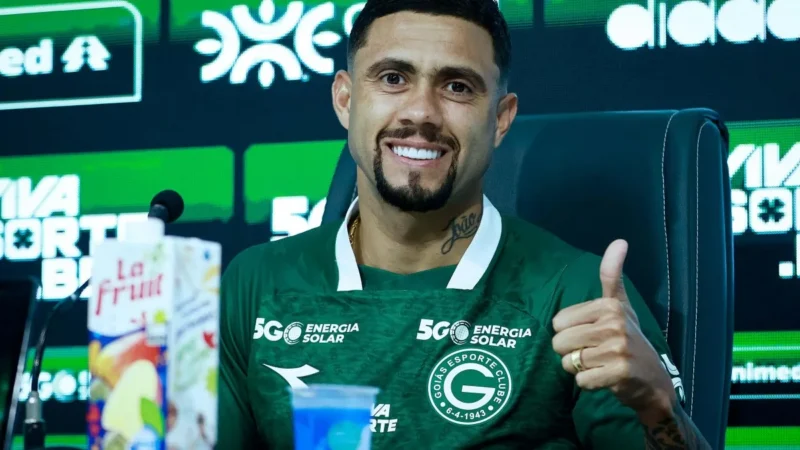 Wellington Rato em coletiva de apresentacao pelo Goias, clube ao qual esta emprestado pelo Vitoria