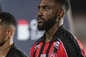 Vitória x Vasco: Matheuzinho provoca rival; veja o duelo no Barradão
