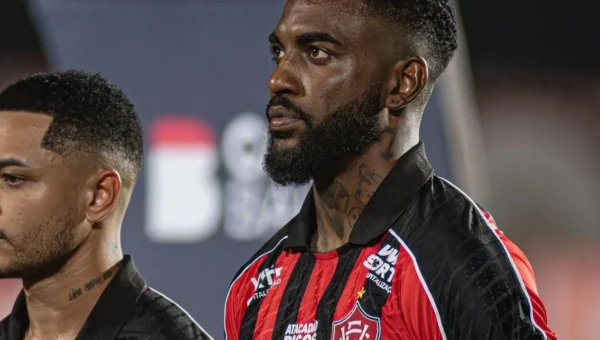 Vitória x Vasco: Matheuzinho provoca rival; veja o duelo no Barradão