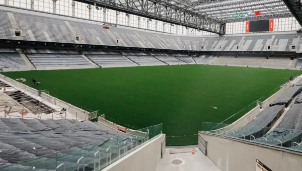 Vitória tem desafio do sintético no Athletico-PR: veja onde assistir