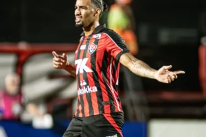 Vitória confirma permanência de Fabri; veja a fala do diretor
