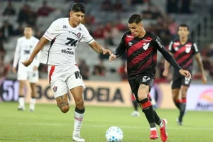 Vitória e Athletico-PR disputam bola na Arena da Baixada pela Copa do Brasil 2026