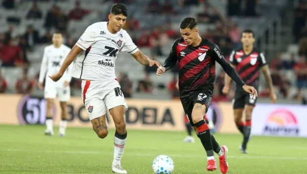 Vitória perde do Athletico-PR: gols e expulsão; veja o que muda