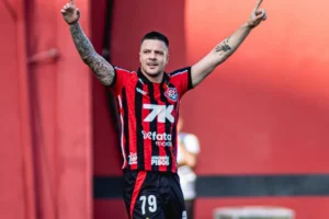 Vitória x Vasco hoje: Kayzer é o carrasco do rival com 6 gols