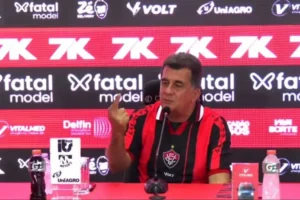 Vitória mantém Jair Ventura e nega “laranja podre”; veja a fala de Mota
