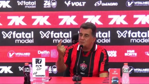 Vitória mantém Jair Ventura e nega “laranja podre”; veja a fala de Mota